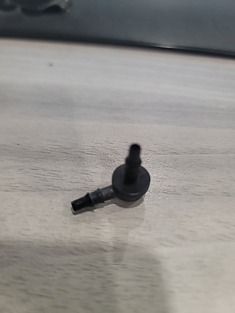 Load image into Gallery viewer, 97-04 Corvette C5 Windshield Washer fluid elbow nozzle OEM  1 PIECE 3425-28
