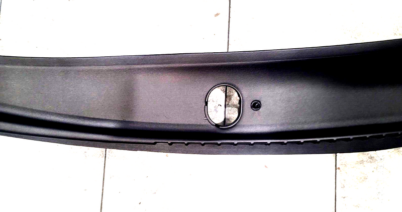 Cargue la imagen en el visor de la galería, 05-07 Corvette C6 Windshield Wiper Cowl 3832-S
