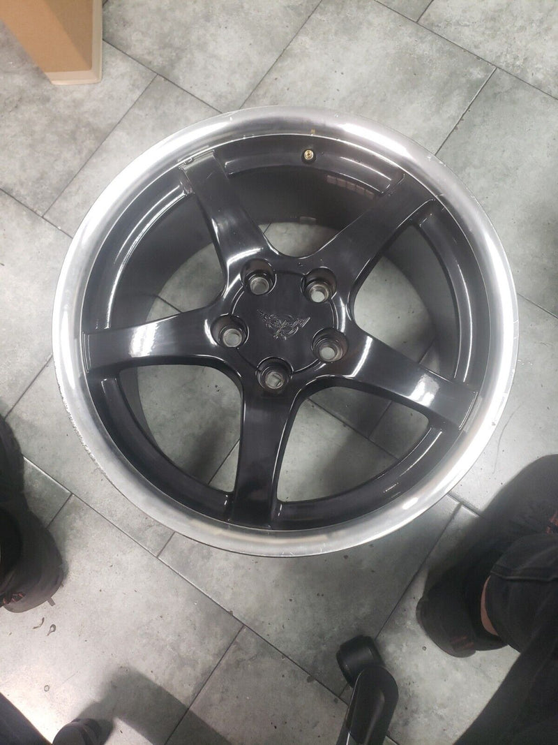 Cargue la imagen en el visor de la galería, Corvette Wheel Rim With Center Cap OE wheels 18&quot;x 9½&quot; 6972-S
